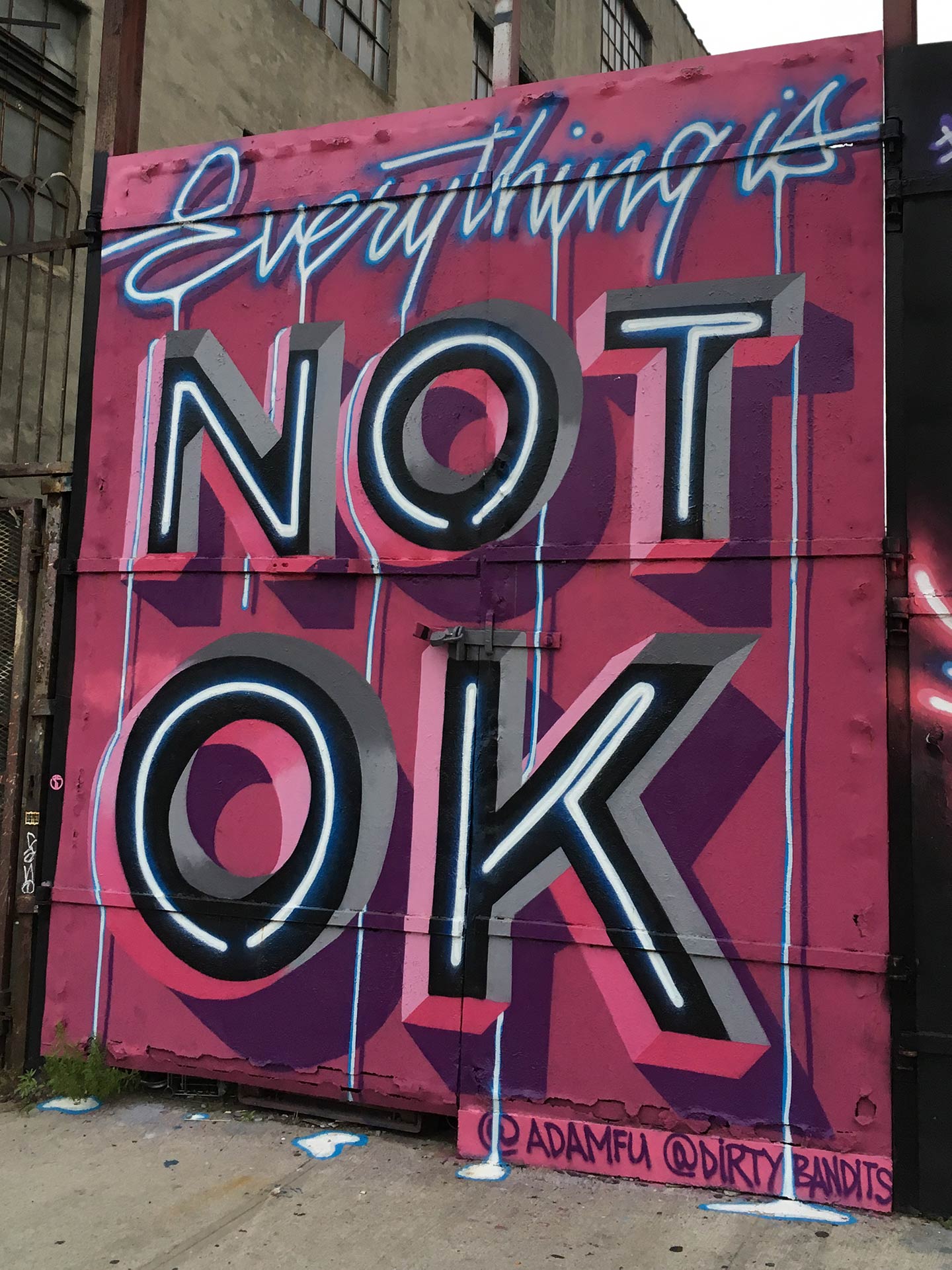 Foto eines lila pinken Graffito mit dem Schriftzug: "Everything Is Not Ok"