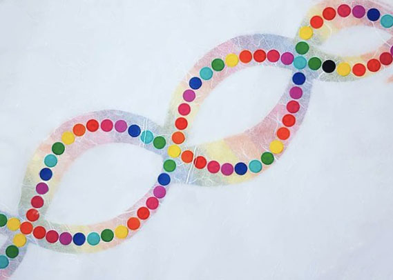 Kunst von Alex Jürgen*: DNA-Stränge mit vielen Punkten in Regenbogenfarben