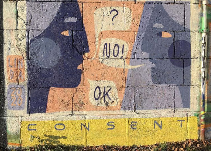 Graffito mit dem Schriftzug "Consent". 2 Personen sprechen miteinander: Eine Person stellt eine Frage, die andere Person sagt "No!", die erste Person sagt "OK".