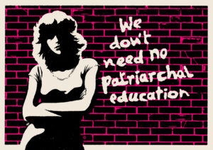 Illustration im Graffito-Stil mit Hauswand im Hintergrund, im Vordergrund der Schriftzug "We don't need no patriarchal education" und eine Frau mit verschränkten Armen