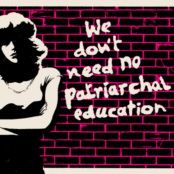 Illustration im Graffito-Stil mit Hauswand im Hintergrund, im Vordergrund der Schriftzug "We don't need no patriarchal education" und eine Frau mit verschränkten Armen