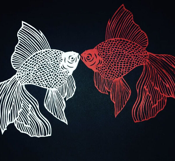 Kunst von Alex Jürgen*: Papierschnitt von 2 Fischen, die sich an den Mündern berühren