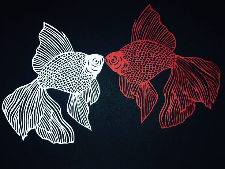 Kunst von Alex Jürgen*: Papierschnitt von 2 Fischen, die sich an den Mündern berühren