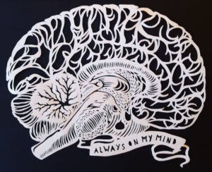 Kunst von Alex Jürgen*: Papierschnitt eines menschlichen Gehirns und dem Text "Always on my mind"