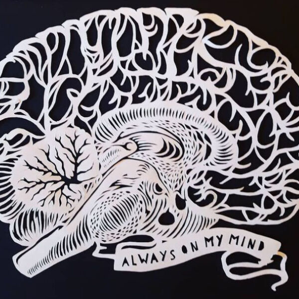 Kunst von Alex Jürgen*: Papierschnitt eines menschlichen Gehirns und dem Text "Always on my mind"