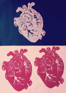 Kunst von Alex Jürgen*: Papierschnitt von einem menschlichen Herz in dreifacher Ausführung