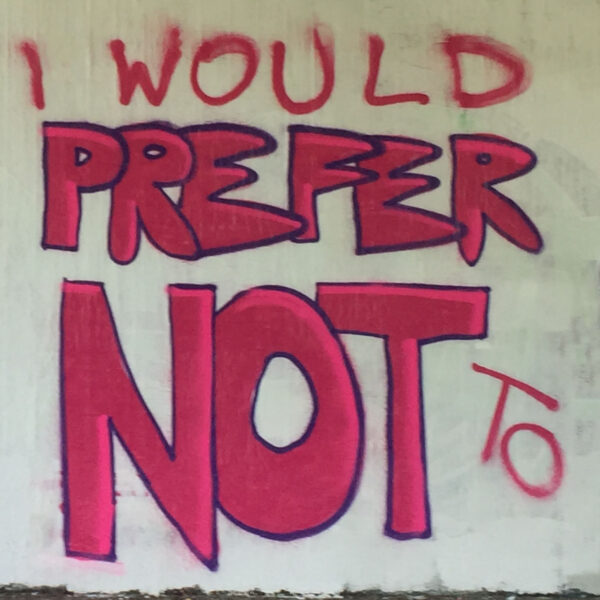 Pink-lila Graffito mit dem Schriftzug "I would prefer not to"