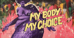 Graffito mit dem Schriftzug "My Body My Choice" und einer dicken lila Person