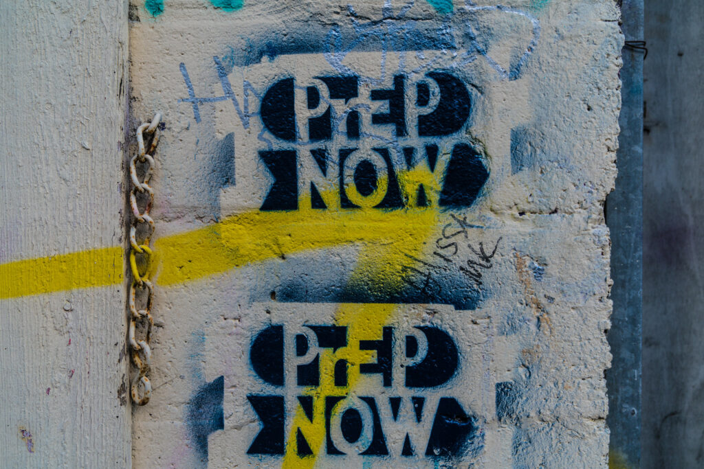 Graffito mit dem zweimaligen Schriftzug "PrEP NOW"