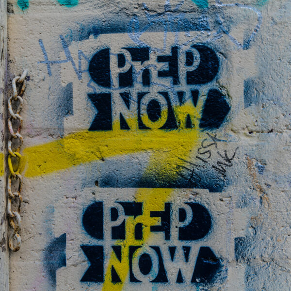 Graffito mit dem zweimaligen Schriftzug "PrEP NOW"