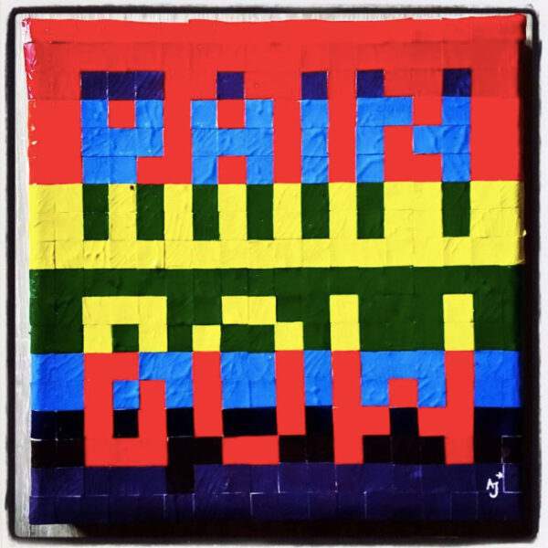 Kunst von Alex Jürgen*: Webtechnik aus Papierstreifen mit dem Wort "Rainbow" auf einem regenbogenfarbenen Hintergrund