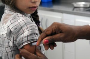 Ein Kind bekommt eine HPV-Impfung