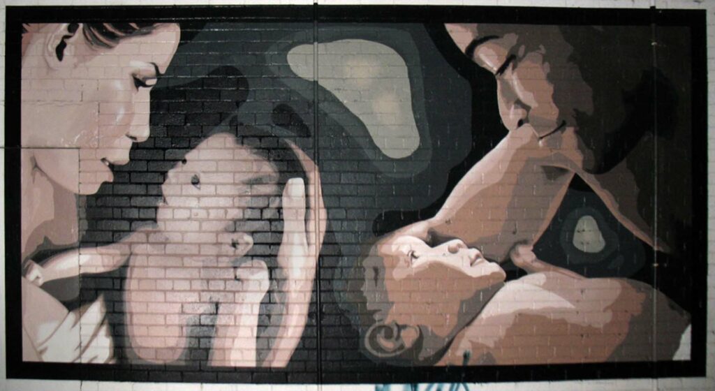 Mural mit zwei Personen, die jeweils ein Baby halten