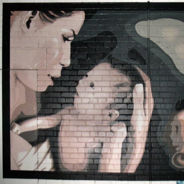 Mural mit zwei Personen, die jeweils ein Baby halten