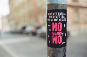 Aufkleber mit dem Text "However I dress, whereever I go. Yes means yes and no means no"