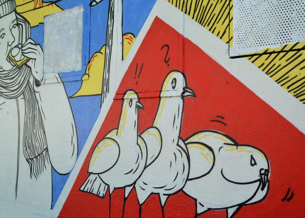 Graffito auf einer Wand, drei Tauben mit Fragezeichen und Rufzeichen über ihren Köpfen