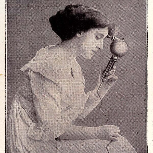 Frühe Vibrator-Werbung: eine junge Frau in weißem Rüschenkleid hält einen Vibrator an ihre Stirn