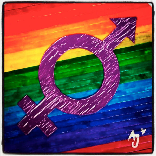 Kunst von Alex Jürgen*: ein Geschlechtersymbol, das die Symbole von Frau und Mann vereint und in lila gehalten ist, im Hintergrund sind Regenbogenfarben. Das Bild besteht aus Papierstreifen.
