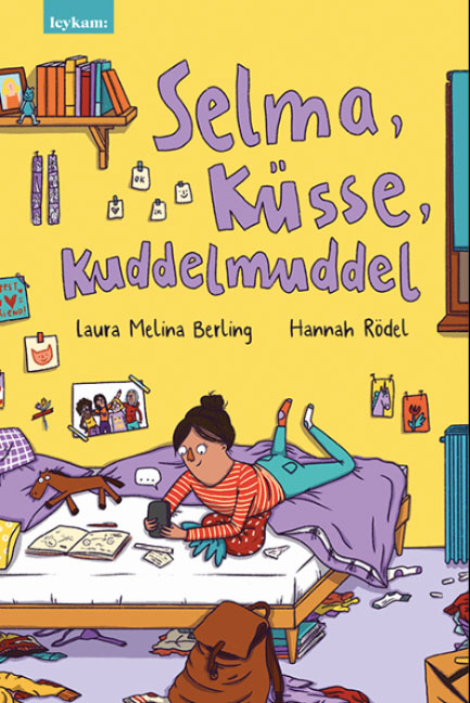 Buchcover: "Selma, Küsse, Kuddelmuddel" Laura Melina Berling, Hannah Rödel. Leykam. Illustration: ein Kind liegt auf einem Bett und hat ein Handy in der Hand