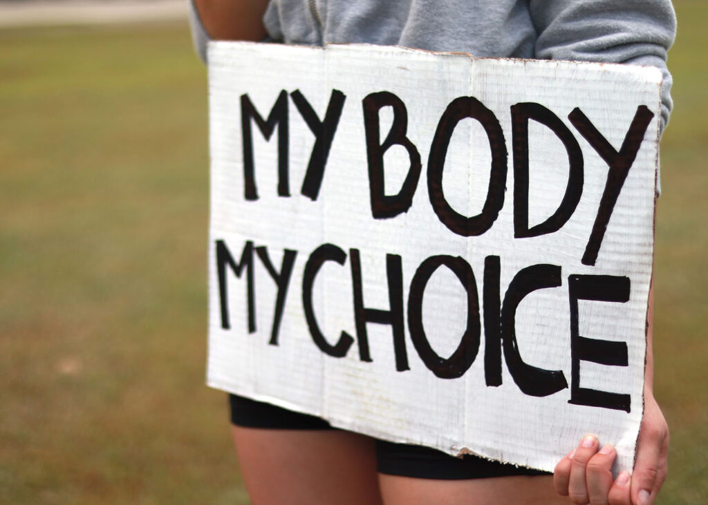 Demoschild mit dem Text: My Body My Choice