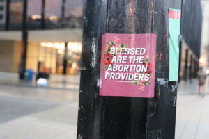 Sticker mit dem Text "Blessed are the abortion providers"