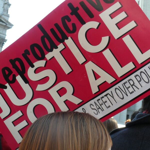 Demoschild mit dem Text "Reproductive Justice for all", "safety over politics"