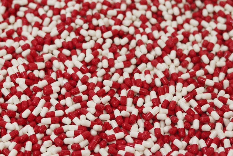 viele rot-weiße Medikamentenkapseln
