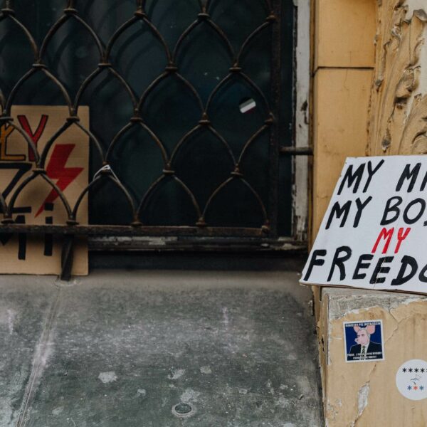 Demoschild mit dem Text "My Mind My Body My Freedom"