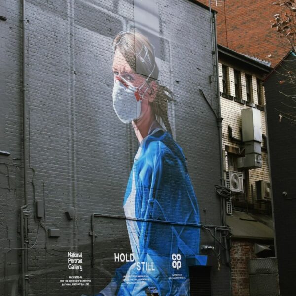 Graffito einer Person in medizinischer Schutzkleidung