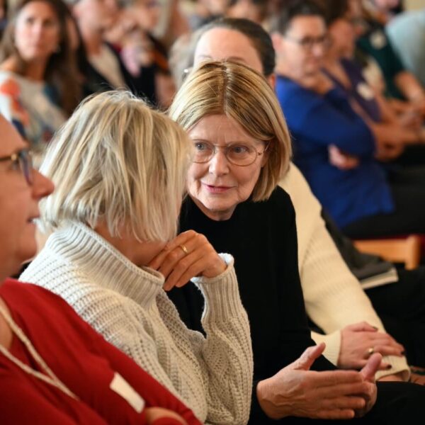 Foto mit Teilnehmerinnen der Menopausen-Tagung, die im Publikum sitzen
