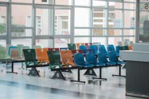 Sitze im Wartebereich eines Krankenhauses