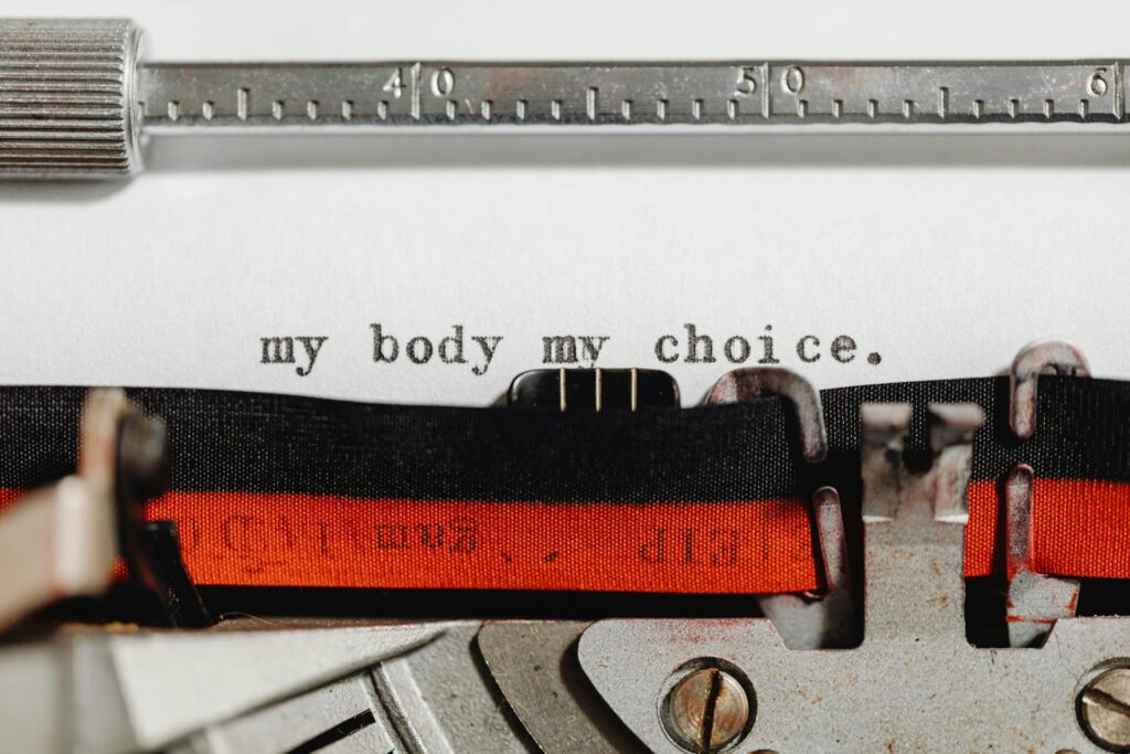 Ausschnitt einer alten Schreibmaschine, die den folgenden Text getippt hat: my body my choice.