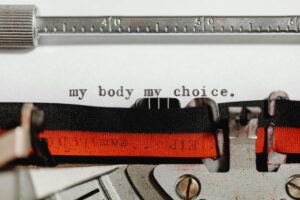 Ausschnitt einer alten Schreibmaschine, die den folgenden Text getippt hat: my body my choice.