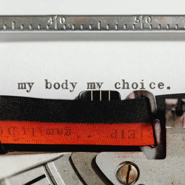 Ausschnitt einer alten Schreibmaschine, die den folgenden Text getippt hat: my body my choice.