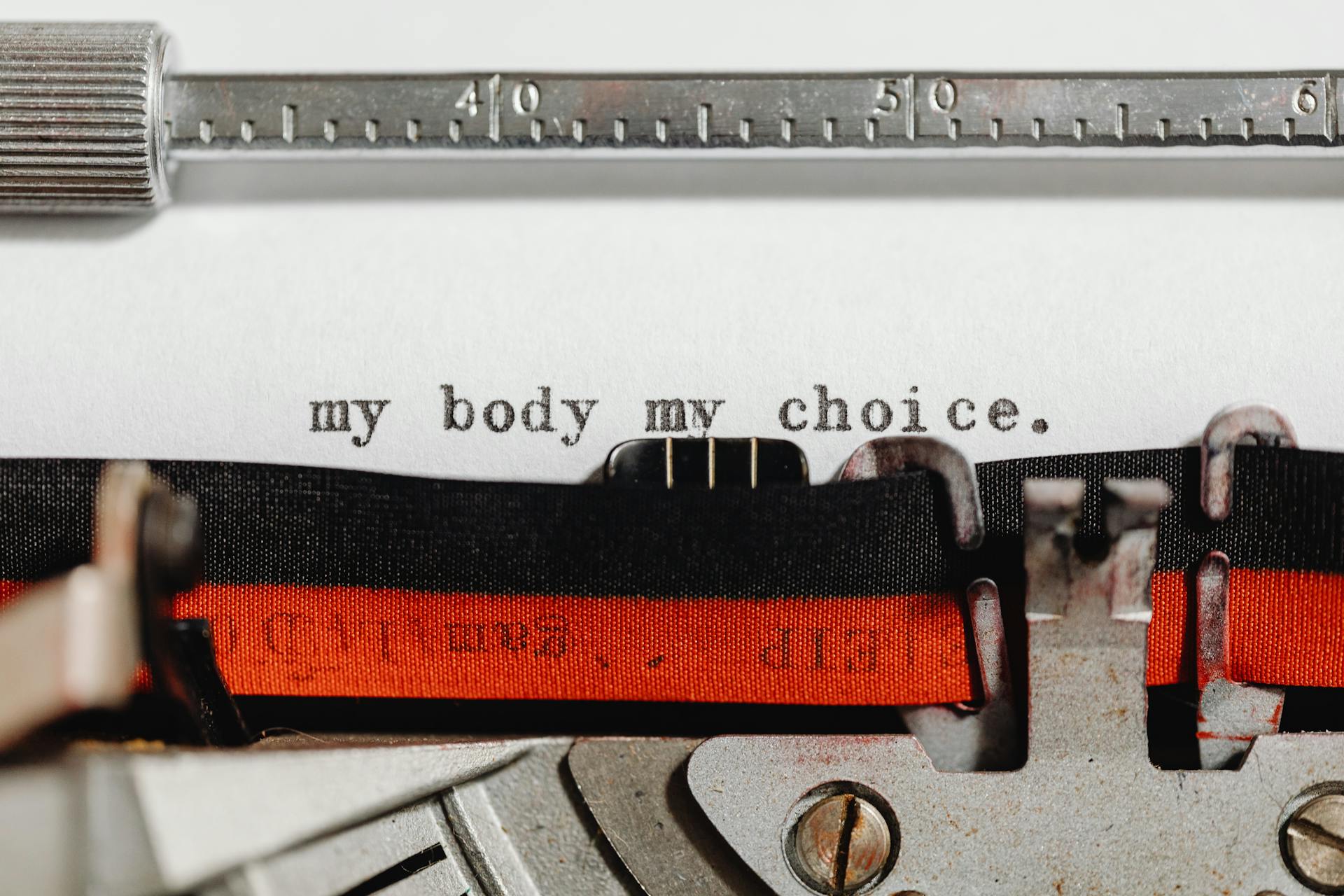 Ausschnitt einer alten Schreibmaschine, die den folgenden Text getippt hat: my body my choice.